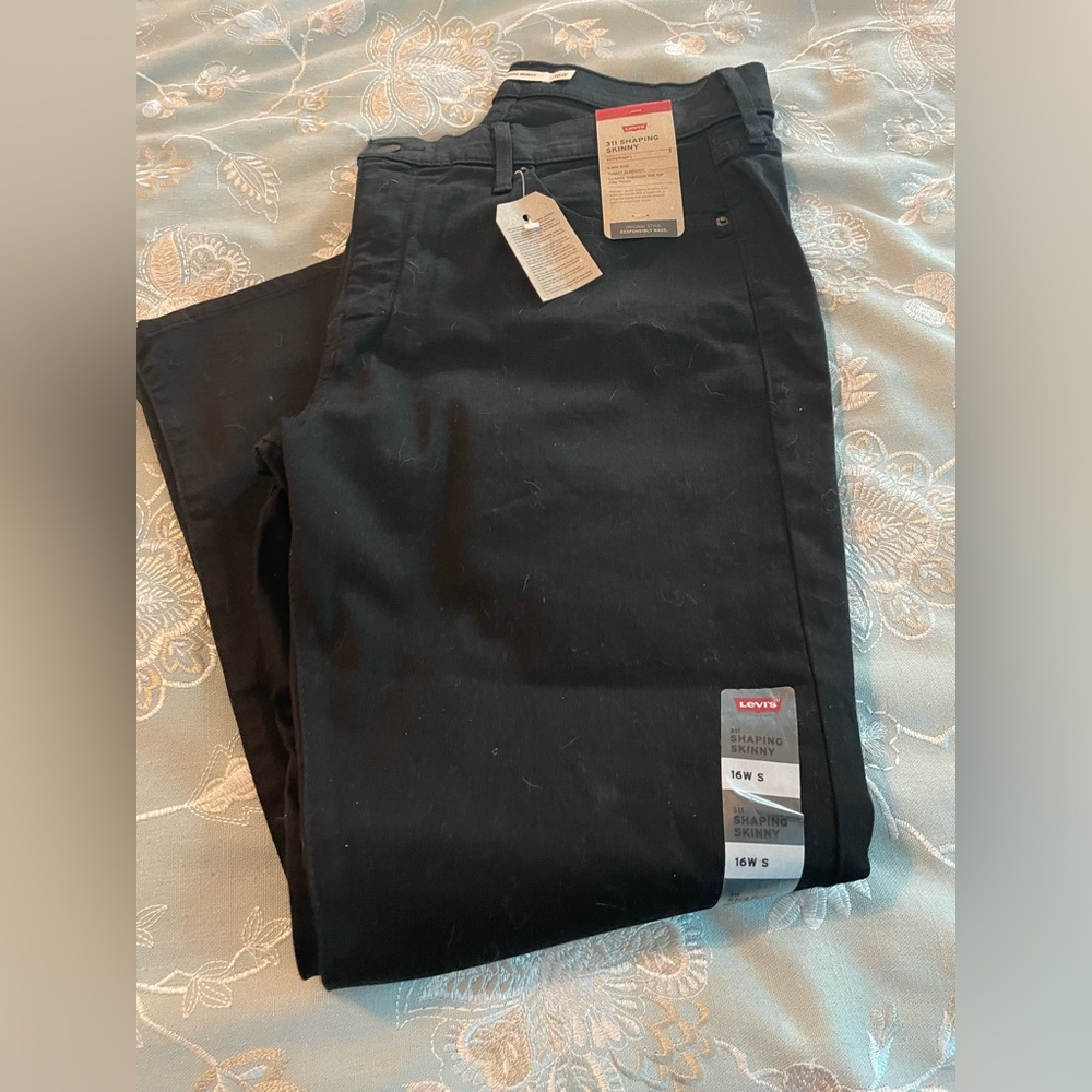 NEW WITH TAGS! LEVI’S BLACK Shaping Skinny Jeans 16W Short